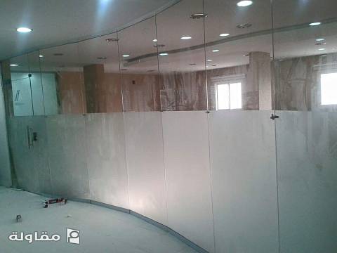 من أعمال زجاج سكريت والمرايا وجميع أعمال الزجاج والألمنيوم