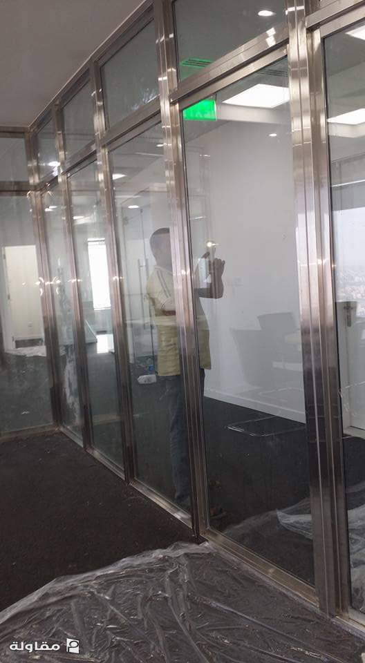 من أعمال زجاج سكريت والمرايا وجميع أعمال الزجاج والألمنيوم
