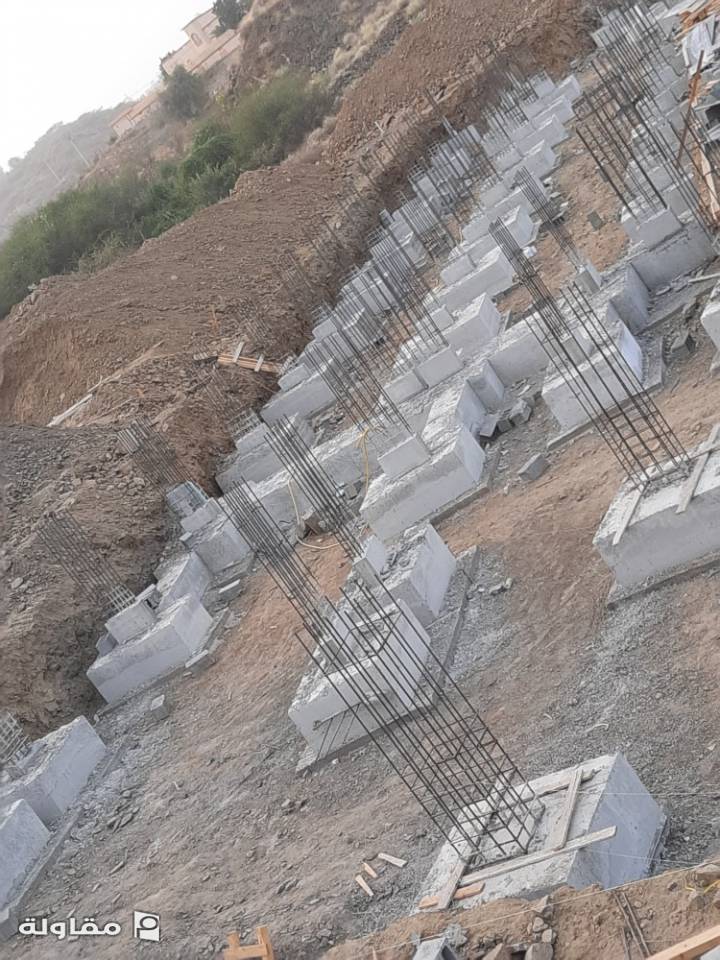 أساسات مجمع تجاري ومحطة محروقات